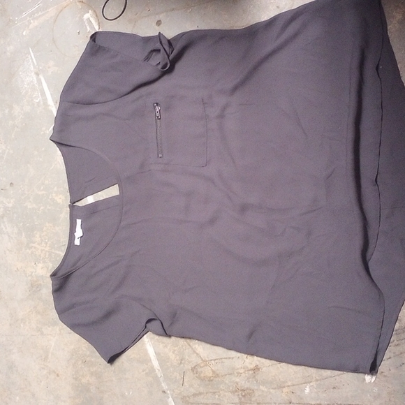 A gray short sleeve shirt - Picture 1 of 4